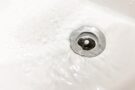 パイプユニッシュより強力に排水口の詰まりを溶かす洗剤はある？