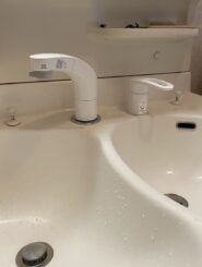 岐阜県各務原市の洗面水栓取替工事｜新品の水栓と止水栓を設置した施工後写真