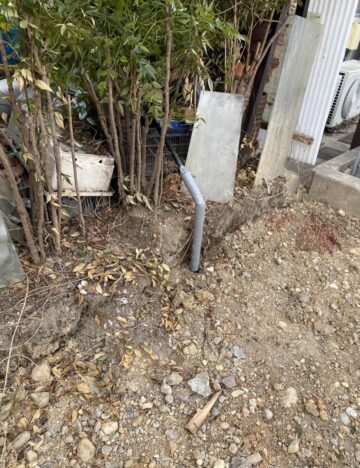 愛知県尾張旭市の給水管工事｜新設した給水管と保温カバー施工後の写真