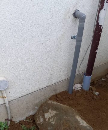 愛知県小牧市の屋外で、給水管の水漏れ箇所を確認した施工前の様子