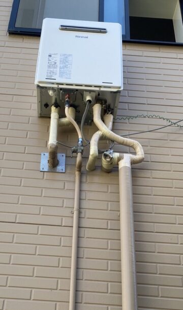 安城市で給水給湯配管やガス接続を行った給湯器交換後の写真