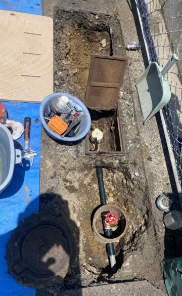 愛知県春日井市の屋外散水栓バルブ取替工事｜劣化した散水栓BOXと給水管の施工前写真