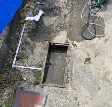 愛知県瀬戸市の屋外給水管水漏れ修理｜老朽化した既設配管の撤去前写真
