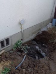 愛知県小牧市の屋外で、バイパス配管を設けて給水管の修理交換を行った施工後の様子