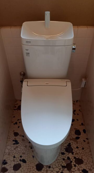 alt="【愛知県岡崎市】トイレ交換工事 施工後 スタイリッシュなデザインの新しいトイレとシャワートイレに交換され快適に使用できる状態"