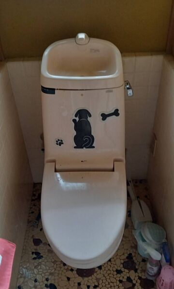 alt="【愛知県岡崎市】トイレ交換工事 施工前 便器内部の経年劣化により流れが悪くなっている既設トイレの状態"
