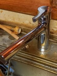 alt="【愛知県一宮市】台所水栓取替工事 施工後 レバー操作が軽く継ぎ目が少ないデザインで使いやすくなった新しい台所水栓"