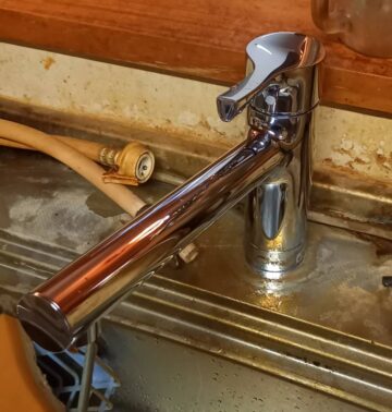alt="【愛知県一宮市】台所水栓取替工事 施工後 レバー操作が軽く継ぎ目が少ないデザインで使いやすくなった新しい台所水栓"