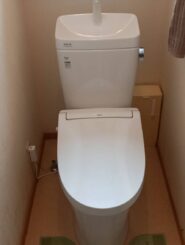 alt="【三重県四日市市】トイレ交換工事 施工後 LIXILアメージュリトイレとシャワートイレCW-KA31を設置し水漏れが解消された新しいトイレ空間">