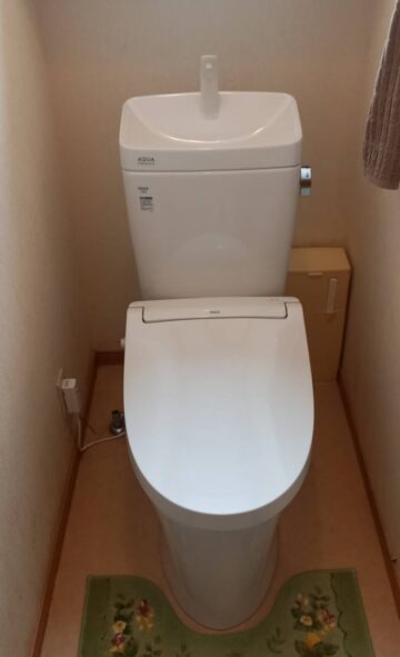 alt="【三重県四日市市】トイレ交換工事 施工後 LIXILアメージュリトイレとシャワートイレCW-KA31を設置し水漏れが解消された新しいトイレ空間">