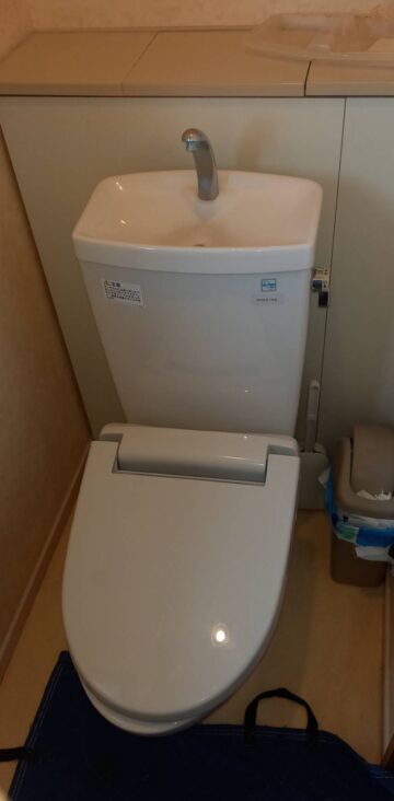 alt="【愛知県名古屋市】トイレ交換工事 施工前 トイレタンク内のレバー軸が破損し正常に使用できない状態のトイレ"