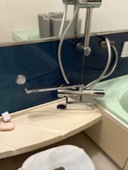 alt="【愛知県名古屋市】浴室蛇口交換工事 施工後 既設サーモ水栓を撤去しTBV03423J1へ交換しカウンター穴あけとフレキ新設および化粧フタ取付で正常に使用できる状態へ復旧した様子"