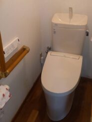 alt="【三重県四日市市】トイレ交換工事 施工後 経年劣化した便器一式を撤去し最新の節水型トイレへ交換して使い勝手が向上した状態"