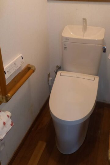 alt="【三重県四日市市】トイレ交換工事 施工後 経年劣化した便器一式を撤去し最新の節水型トイレへ交換して使い勝手が向上した状態"