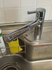 alt="【愛知県犬山市】台所水栓取替工事 施工後 TOTO TKS05304Jへ交換し見えない部分まで点検を行い水漏れの不安を解消して安心して使用できる状態に復旧した様子"