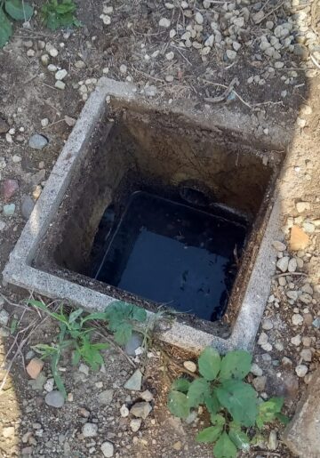 alt="【愛知県江南市】排水マス工事 施工前 劣化した旧排水マスが排水の流れを妨げ洗面排水が流れにくくなっている状態"