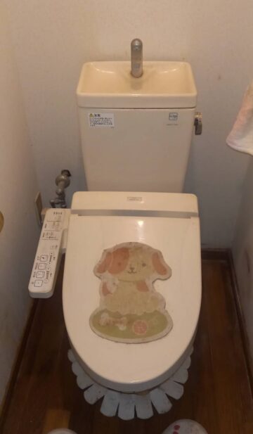 alt="【三重県四日市市】トイレ交換工事 施工前 トイレタンクから水が出ず経年劣化により使用できない状態"