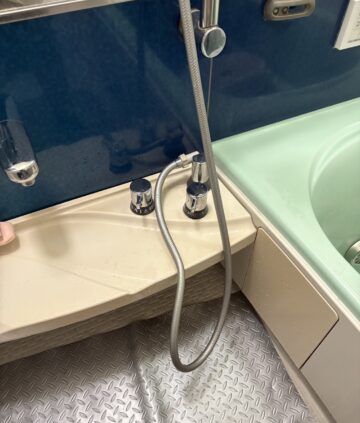 alt="【愛知県名古屋市】浴室蛇口交換工事 施工前 浴室シャワーのお湯が出ず既設の埋め込み型サーモ水栓が劣化し使用できない状態"