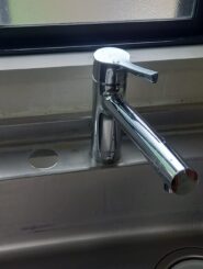 alt="【愛知県日進市】台所水栓交換工事 施工後 TOTO TKS05301Jへ交換しホール加工とプレート加工を行い水漏れを解消して見た目も使い勝手も向上した状態"