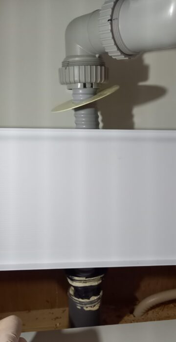 alt="【三重県四日市市】台所排水異臭修理工事 施工前 台所排水パイプの劣化により異臭が発生している状態"