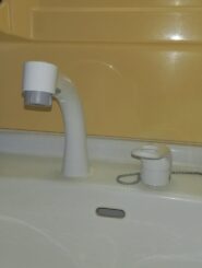 alt="【岐阜県各務原市】洗面化粧台水栓取替工事 施工後 TOTO TLHG30AEへ交換し水漏れが解消された洗面水栓の状態"