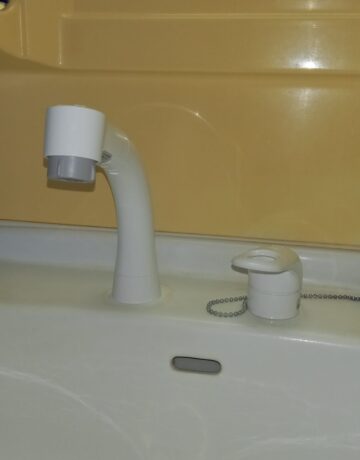 alt="【岐阜県各務原市】洗面化粧台水栓取替工事 施工後 TOTO TLHG30AEへ交換し水漏れが解消された洗面水栓の状態"