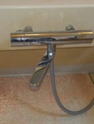 alt="【愛知県豊田市】浴室水栓取替工事 施工後 TOTO TBV03401J1へ交換し水漏れを解消して安心して使用できる状態に復旧した様子"