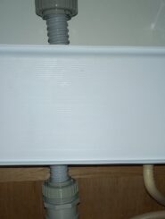 alt="【三重県四日市市】台所排水異臭修理工事 施工後 排水防臭工事と劣化した配管部材の取替を行い異臭が解消された状態"