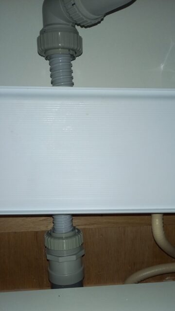 alt="【三重県四日市市】台所排水異臭修理工事 施工後 排水防臭工事と劣化した配管部材の取替を行い異臭が解消された状態"