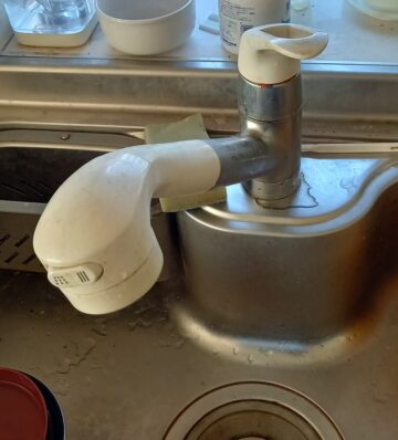 alt="愛知県名古屋市 台所水栓交換工事 施工前 床が濡れる原因不明の水漏れと水栓金具の劣化状況"