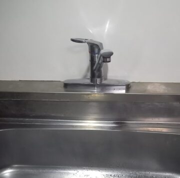 alt="岐阜県岐阜市 台所水栓交換工事 施工前 水が止まらずポタポタ漏れ続けている蛇口の状態"