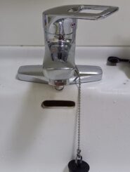 愛知県名古屋市の洗面台で、TOTO製洗面水栓に交換し水漏れが解消した施工後の様子