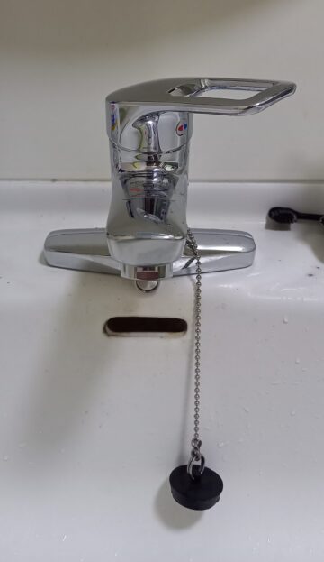愛知県名古屋市の洗面台で、TOTO製洗面水栓に交換し水漏れが解消した施工後の様子