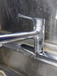 alt="【愛知県一宮市】台所蛇口水漏れ修理 施工後 TOTO TKS05310Jへ交換しホール加工とフレキ接続管加工で確実に取り付け水漏れが解消した状態"