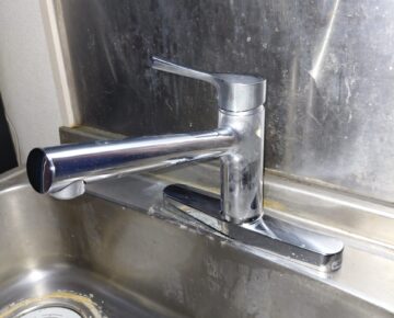 alt="【愛知県一宮市】台所蛇口水漏れ修理 施工後 TOTO TKS05310Jへ交換しホール加工とフレキ接続管加工で確実に取り付け水漏れが解消した状態"