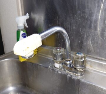 alt="【愛知県一宮市】台所蛇口水漏れ修理 施工前 蛇口本体の劣化により水漏れが発生している台所水栓の状態"