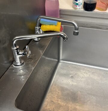 alt="【愛知県一宮市】厨房蛇口水漏れ修理 施工後 立型自在水栓とフレキパイプを交換しストレート止水栓と取り出し金具を新設して正常に止水できるようになった厨房シンク"