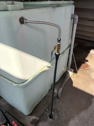 愛知県あま市の屋外タンク付近で、給水管新設とバルブ交換を行い水漏れを解消した施工後の様子